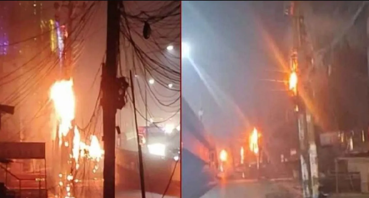 হঠাৎ একাধিক বৈদ্যুতিক খুঁটিতে আগুন, আতঙ্ক ছড়িয়ে পড়ে পুরো এলাকায়