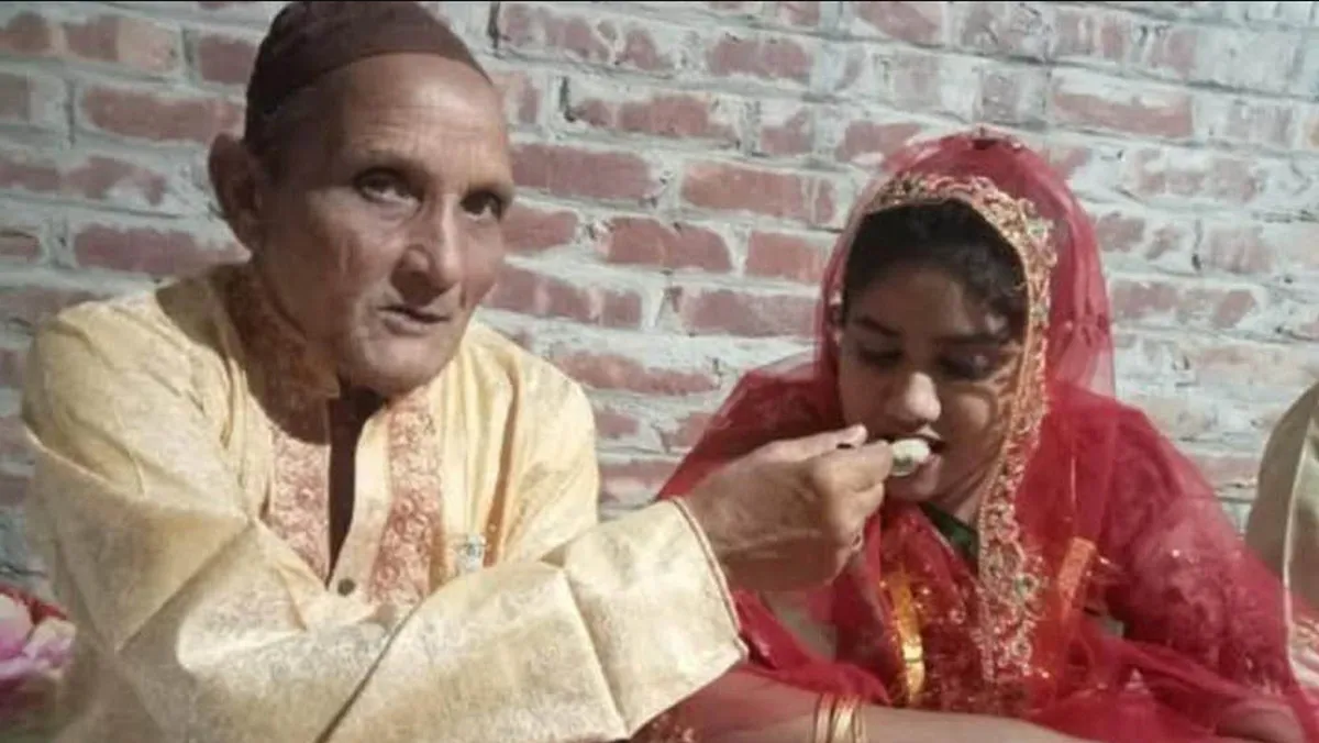 ৬৬ বছরের বৃদ্ধকে বিয়ে করলেন তরুণী