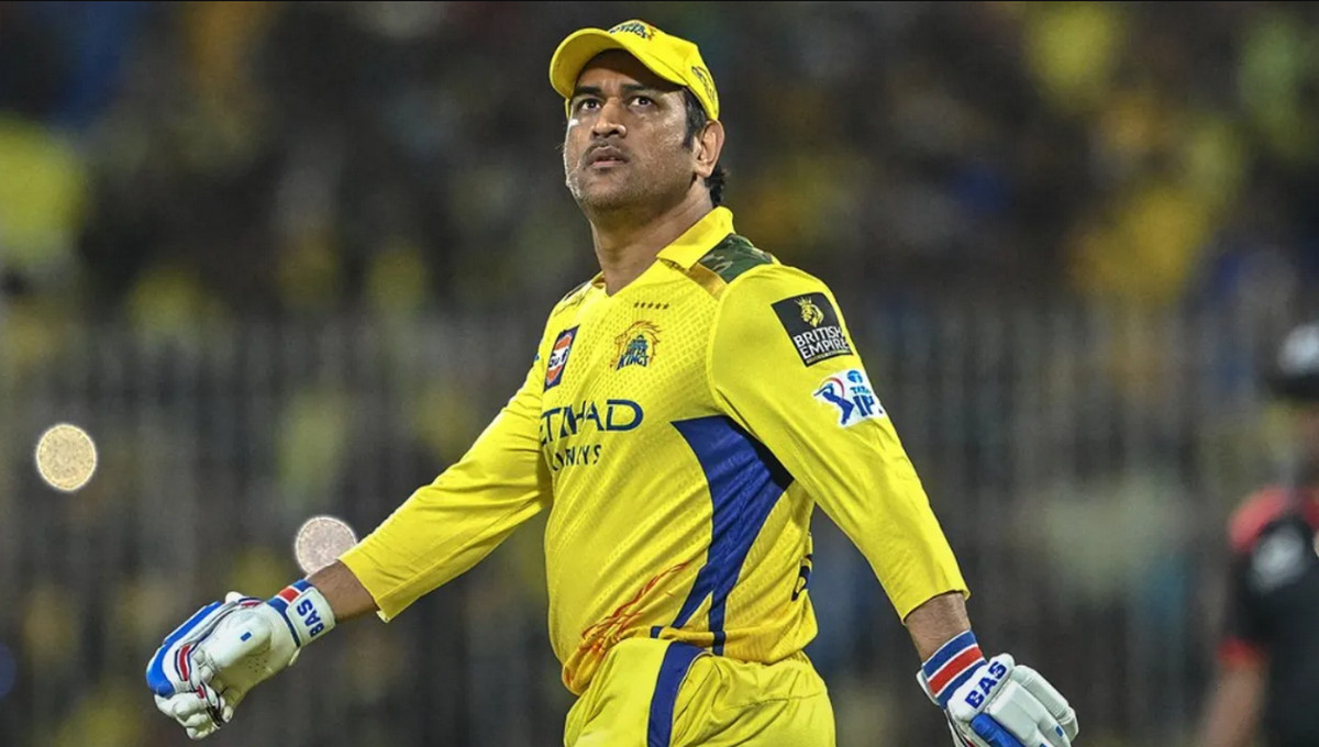 দলের বিপদেও কেন এমন কান্ড করলেন ধোনি