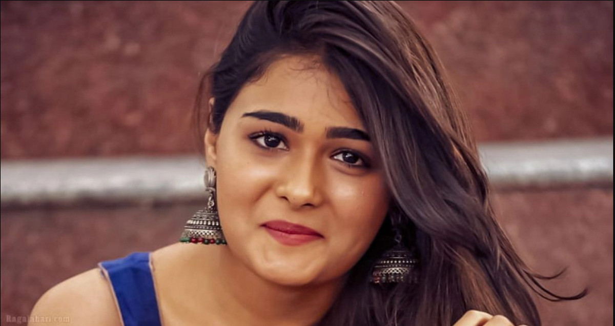 পোশাক বদলের সময় পরিচালক ঢুকে পড়েন’