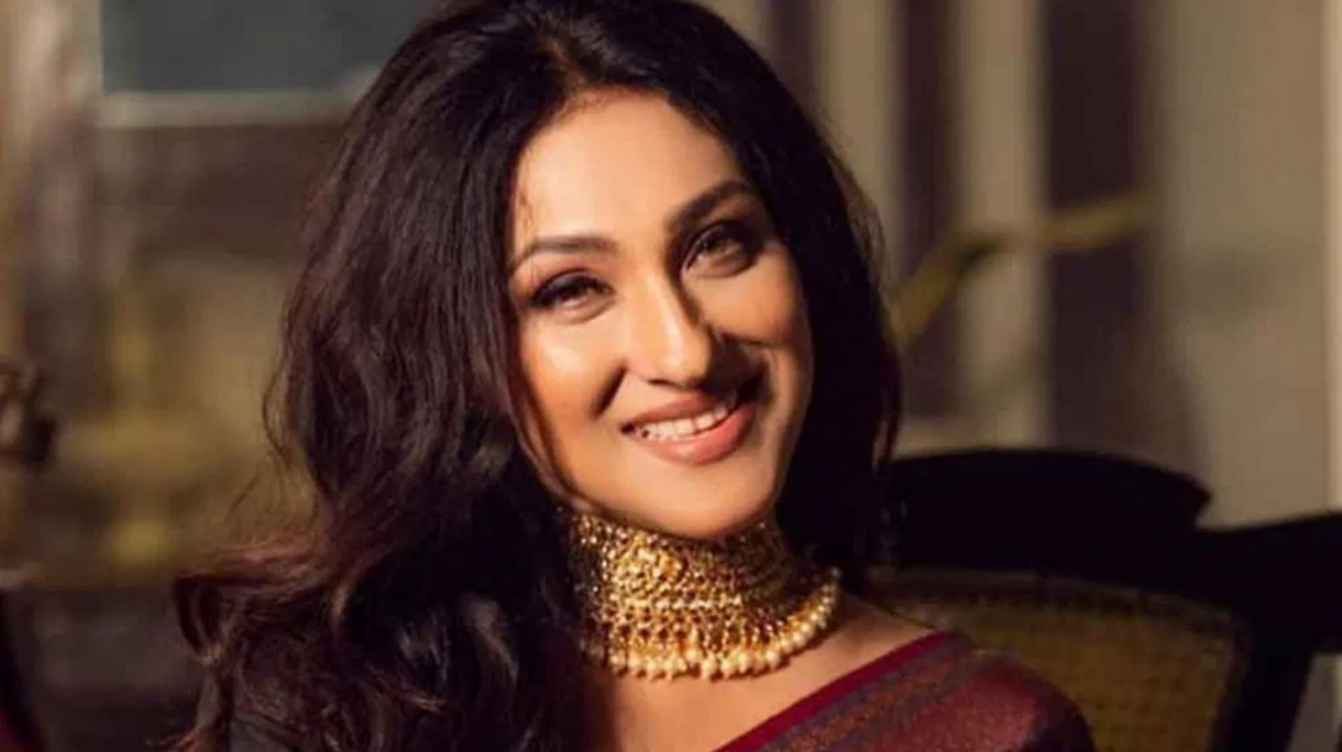 এখনও বাড়ি ফিরে কেঁদে ফেলি" ঋতুপর্ণা