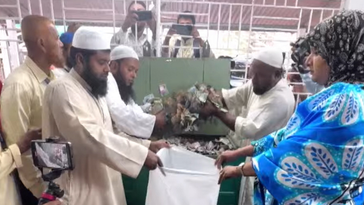 পাগলা মসজিদের দানবাক্সে মিলল ২৮ বস্তা টাকা, চলছে গণনা