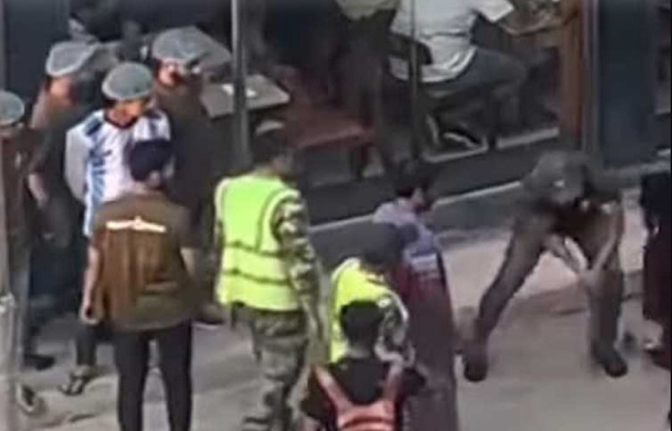 রাজধানীতে কফি শপে তরুণীকে লাঠিপেটা, ফেসবুকে ভিডিও ভাইরাল
