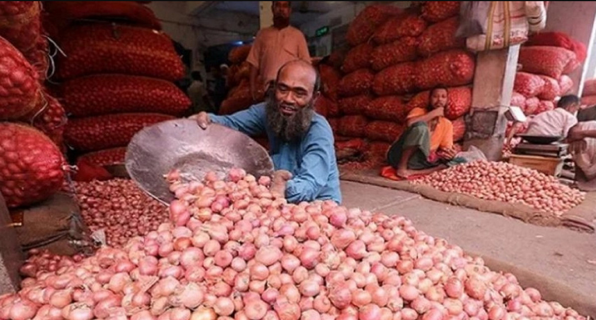 এক ঘোষণাতে অস্থির পেঁয়াজের বাজার