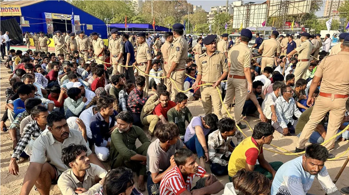 ব্রেকিং নিউজ : ১ হাজারের বেশি বাংলাদেশি গ্রেফতার