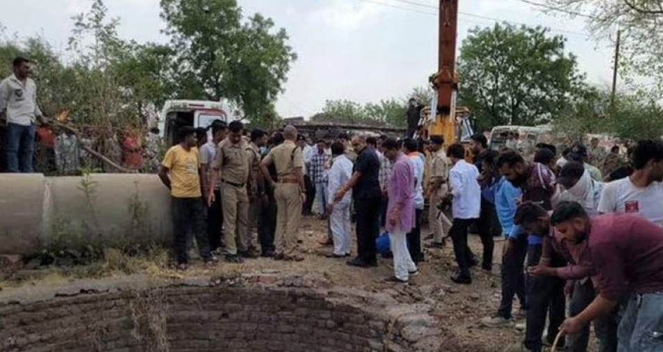 নিয়ন্ত্রণ হারিয়ে কুয়ায় পড়ল যাত্রীবাহী গাড়ি, নিহত ১০
