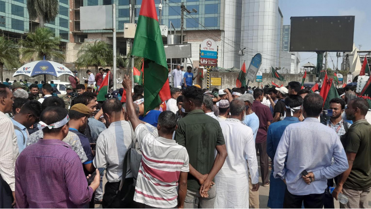 ফিরলেন খালেদা জিয়া, বিমানবন্দরে নেতাকর্মীদের ঢল রাজনীতিতে নতুন মোড়