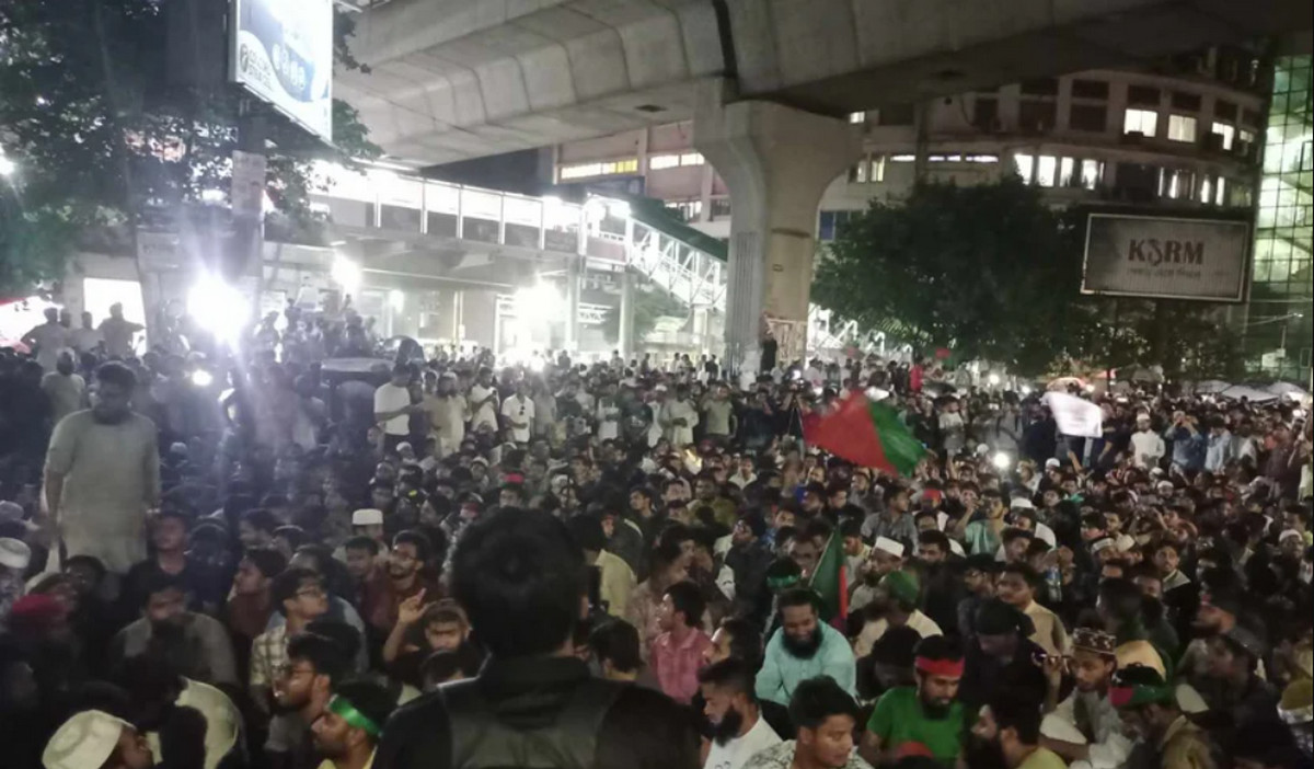 রাত যত বাড়ছে, ততই উত্তাল শাহবাগ