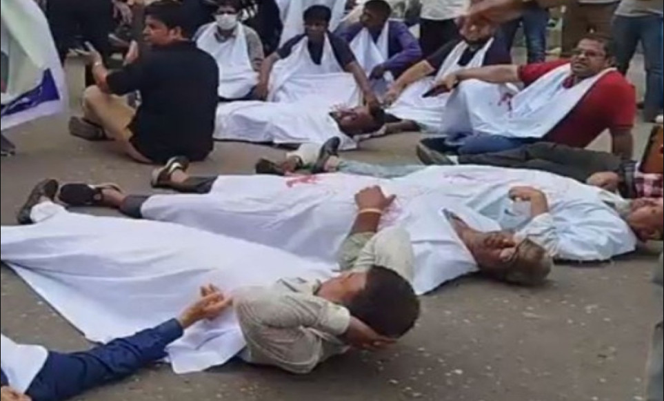 কাফন পরে রাজপথে শেয়ারবাজার বিনিয়োগকারীরা