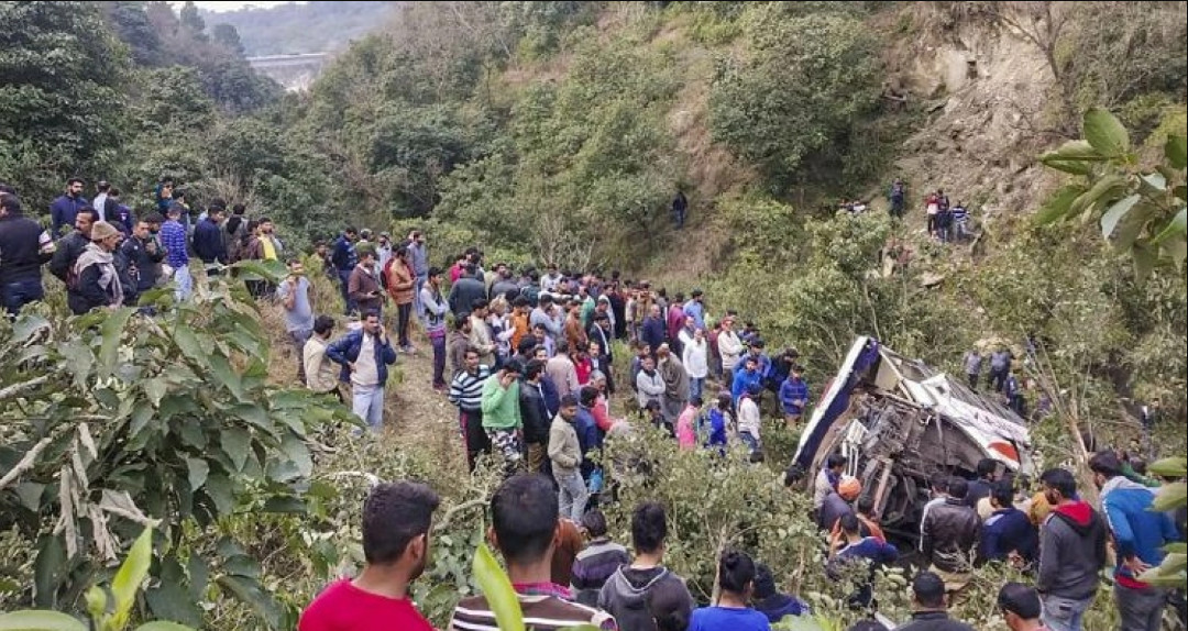 খাদে গিয়ে পড়ল যাত্রীবাহী বাস, ১৫ জনের মৃত্যু