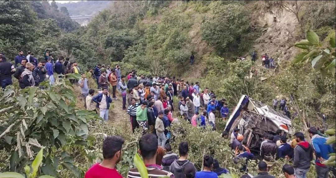 খাদে গিয়ে পড়ল যাত্রীবাহী বাস, ১৫ জনের মৃত্যু