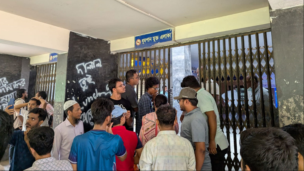 ‘২ মিনিটের মধ্যে রুম থেকে বের হোন’, ঢাবি কর্মকর্তাদের ছাত্রদল-বামপন্থিরা