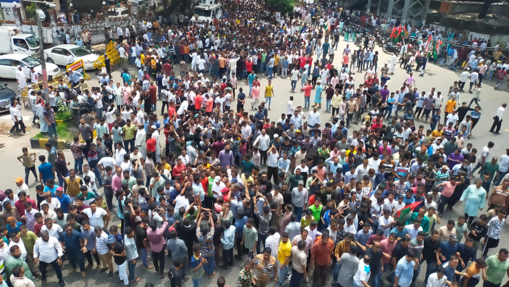 যান চলাচল বন্ধ : হাজারো অনুসারীর দখলে এলাকা