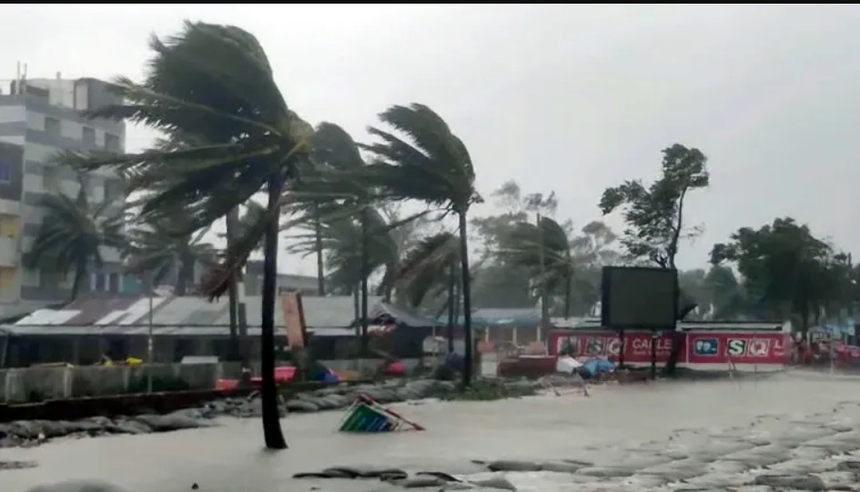 সন্ধ্যার মধ্যে ১৪ জেলায় ৬০ কিমি বেগে ঝড়ের আশঙ্কা