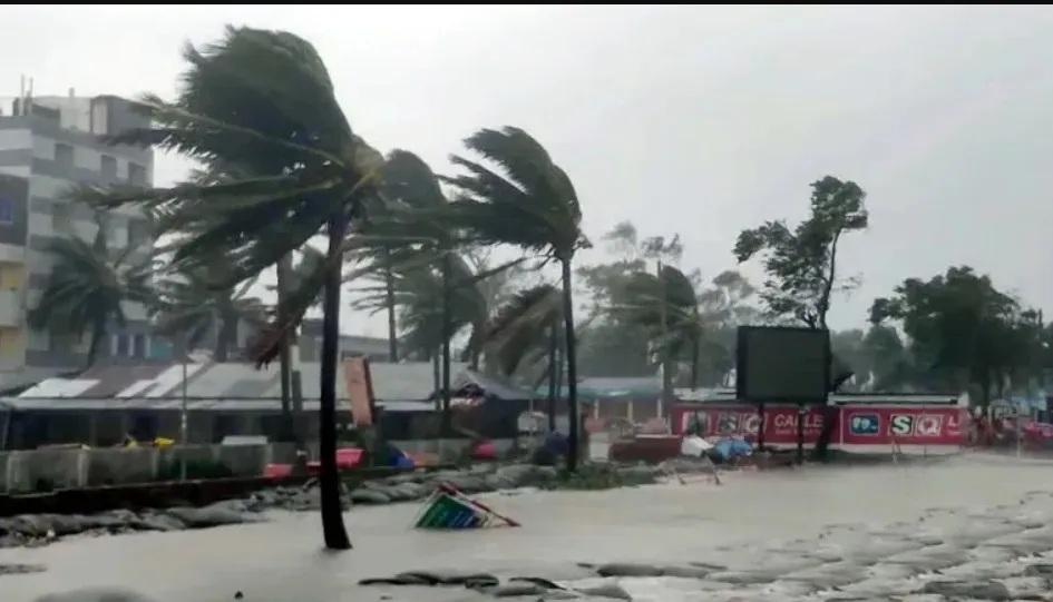 সন্ধ্যার মধ্যে ১৪ জেলায় ৬০ কিমি বেগে ঝড়ের আশঙ্কা