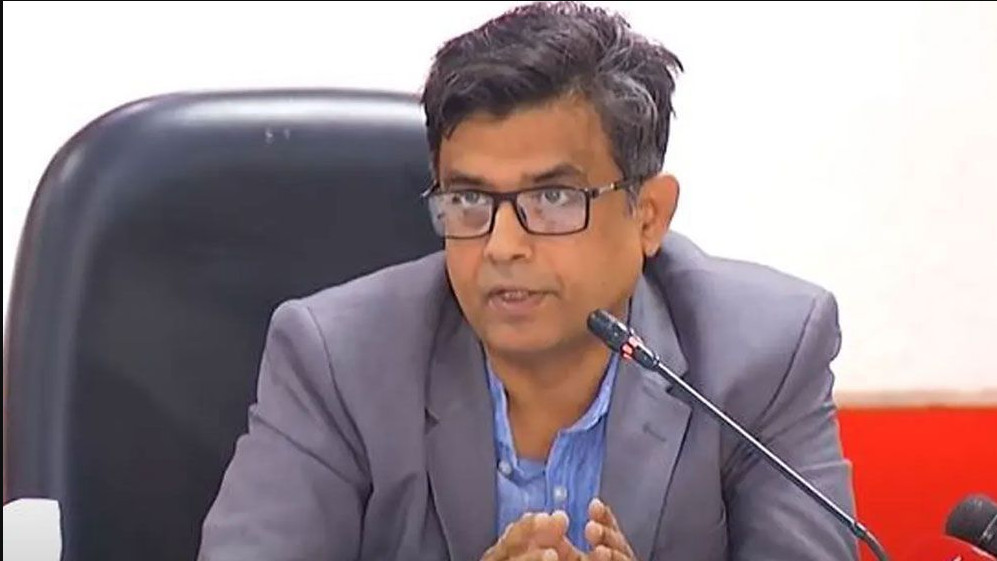 সরকারি চাকরিজীবীদের নিয়ে কড়া বার্তা প্রধান উপদেষ্টার “নিয়ম ভাঙলে ছাড় নেই”