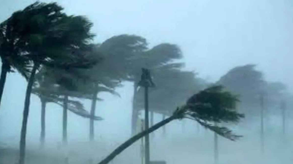 দুপুরের মধ্যে ঝড়ের আভাস