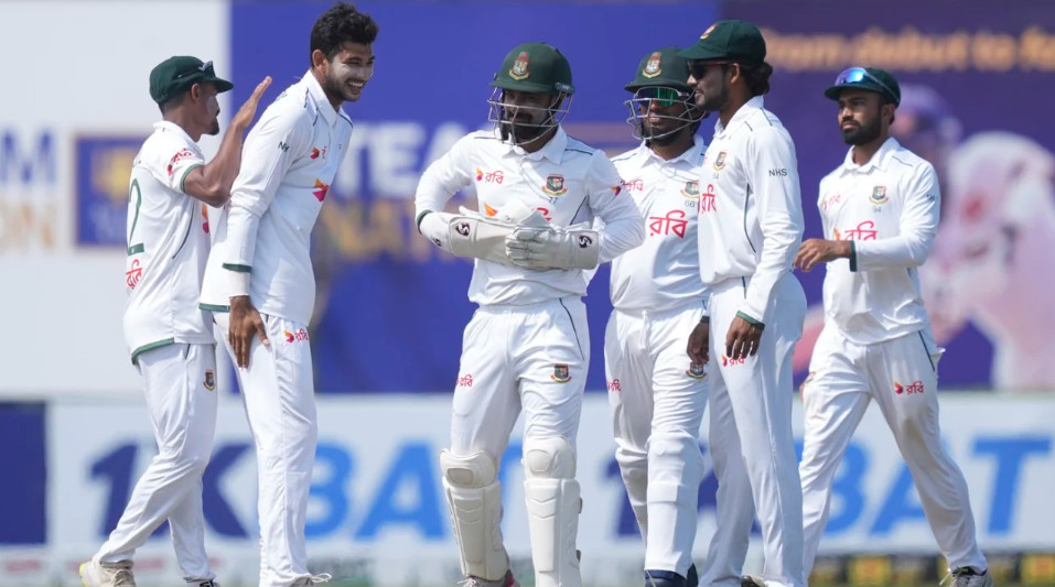 লাইভ আপডেট: প্রথম টেস্টে জমে উঠেছে লড়াই! শ্রীলঙ্কা এখন বাংলাদেশকে পিছনে ফেলতে মুখিয়ে