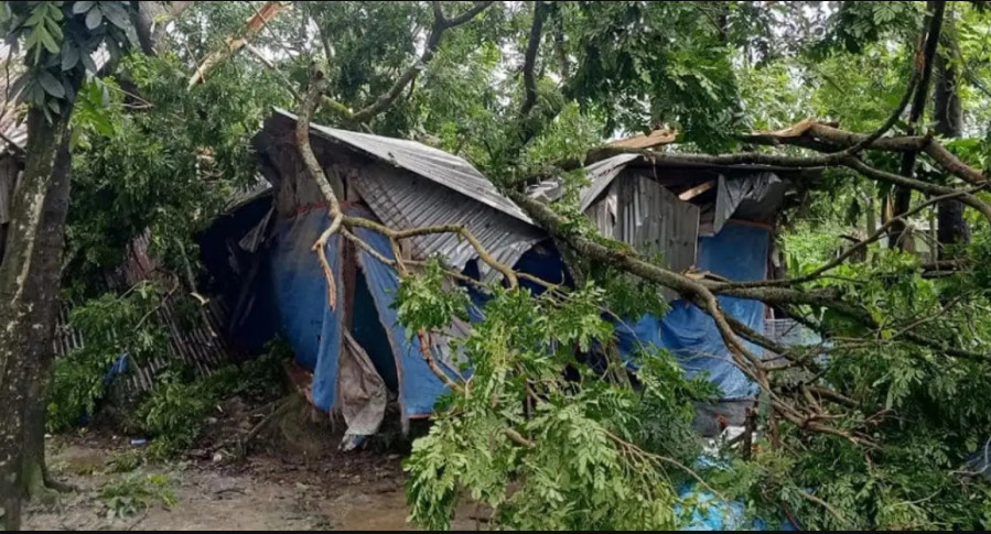 ২-৩ মিনিটের হঠাৎ টর্নেডোতে লন্ডভন্ড ৪ গ্রাম