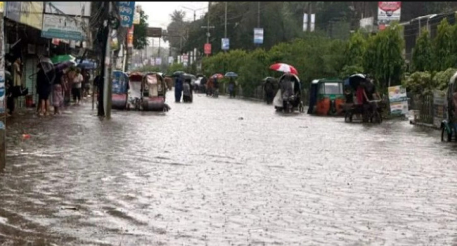 ২৪ ঘণ্টায় রেকর্ড বৃষ্টিপাতে পানির নিচে দেশের এই শহরটি ও নদীতে ভাঙন
