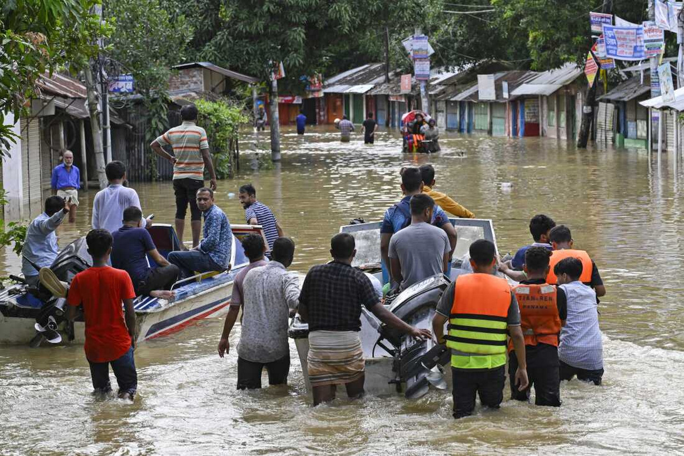 বন্যায় ফের ডুবল ফেনী, সেনাবাহিনীর উদ্ধার অভিযান শুরু, ভয়াবহ অবস্থায় লক্ষাধিক মানুষ
