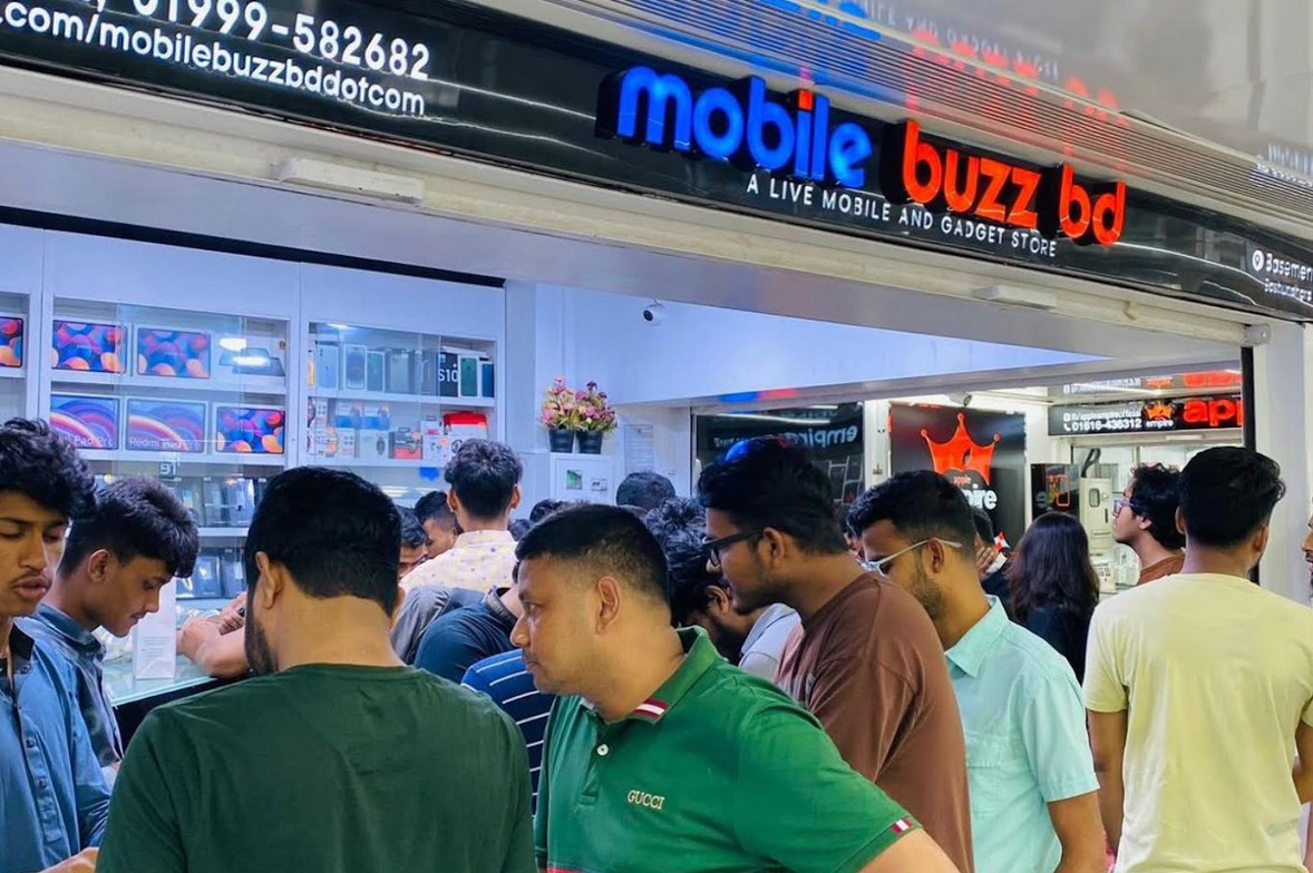 ‘মোবাইল বাজ বিডি’তে প্রযুক্তিপণ্যের কেনাকাটায় ধুম