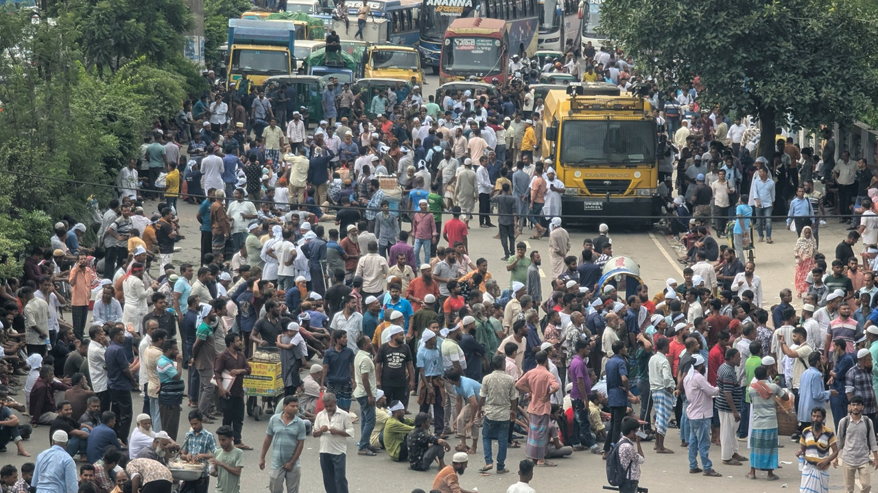 অচল রাজধানীর মহাখালী রোড: বন্ধ হলো যান চলাচল