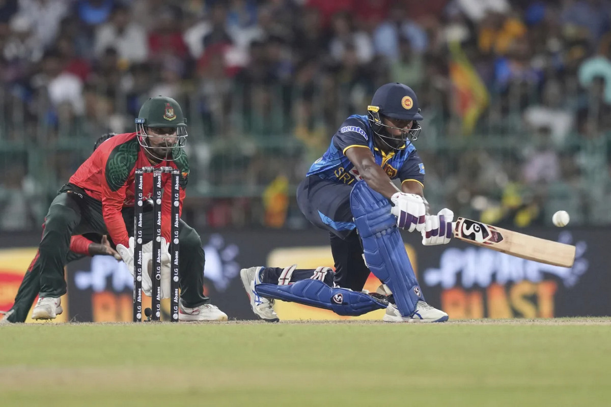 মাহেদীর ঘূর্ণিতে শ্রীলঙ্কার ব্যাটিং লাইন ধসিয়ে দিল বাংলাদেশ