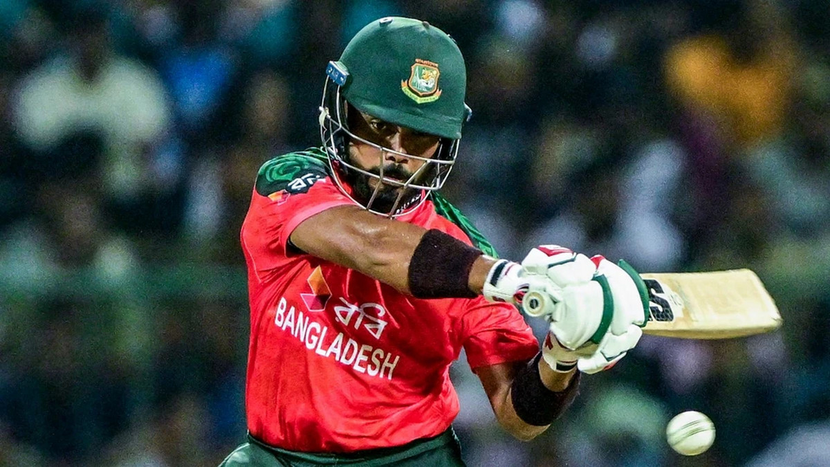 জাকের আলির হাফসেঞ্চুরিতে লড়াকু সংগ্রহ বাংলাদেশের