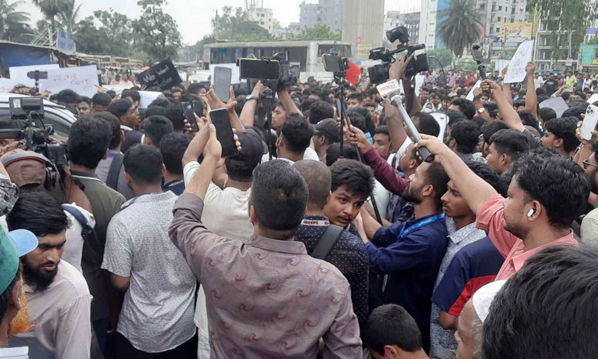 বিমান দুর্ঘটনা : যে ছয় দফা দাবিতে উত্তাল মাইলস্টোন, চলছে অবরোধ-বিক্ষোভ