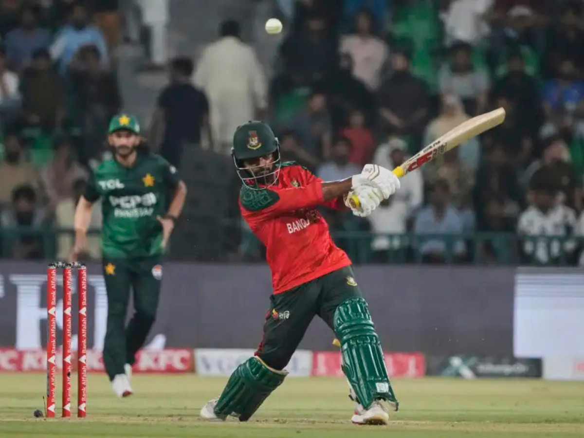 শেষ হলো ১৬ ওভারের খেলা, দেখেনিন সর্বশেষ স্কোর