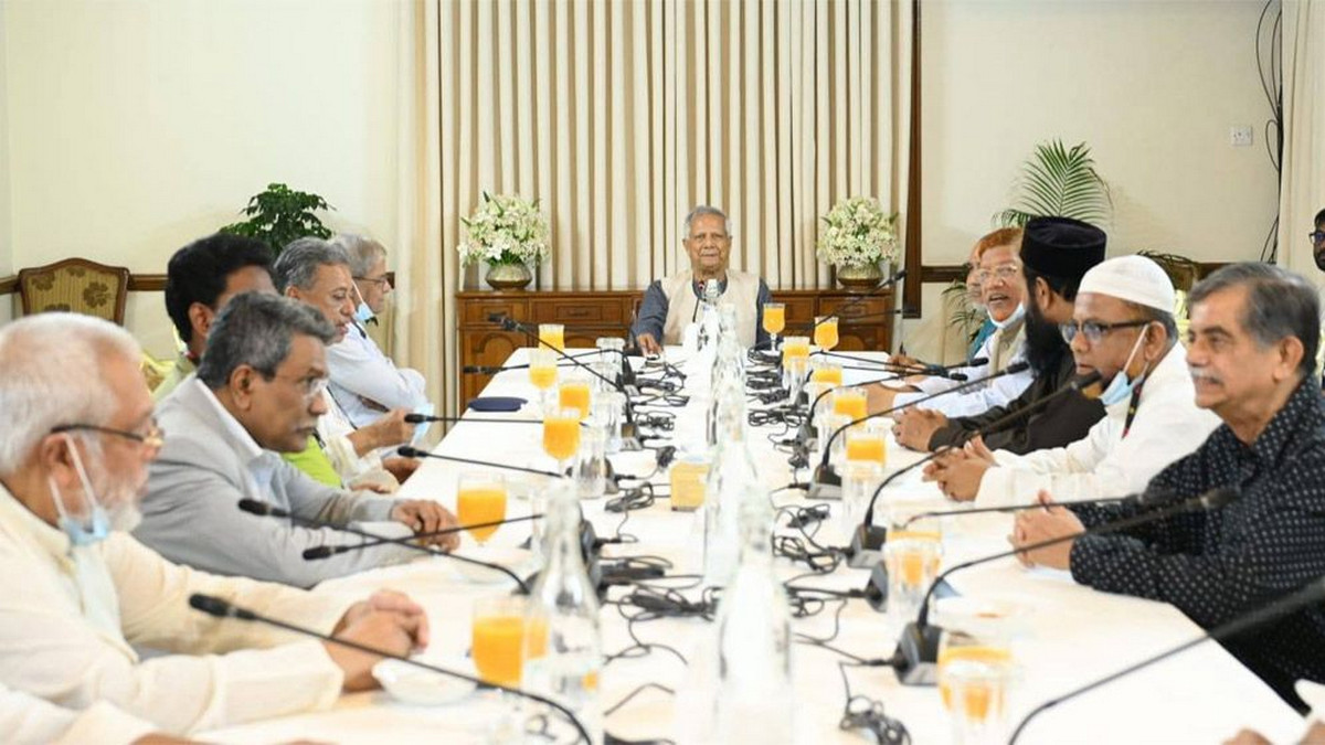 শিক্ষার্থী হতাহতের ঘটনায় উত্তাল দেশ, চার রাজনৈতিক দলকে ডেকে জরুরি বৈঠকে প্রধান উপদেষ্টা