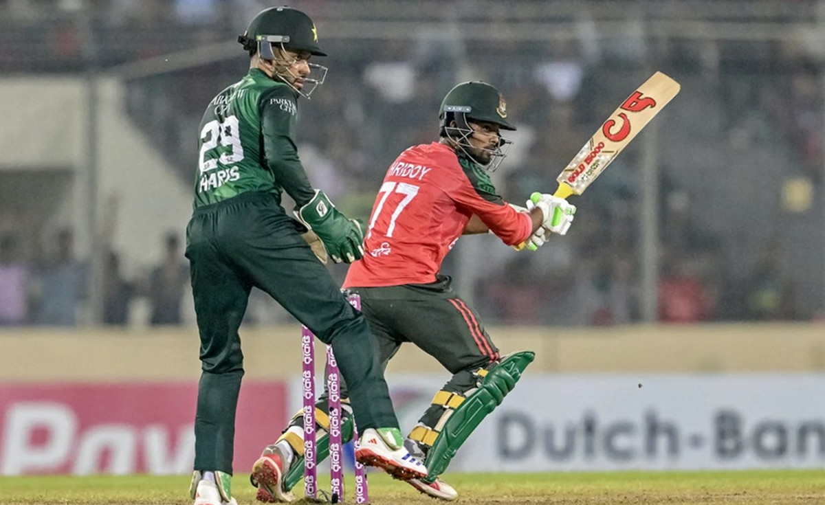 পরপর ৪ উইকেট হারালো বাংলাদেশ, দেখেনিন সর্বশেষ স্কোর