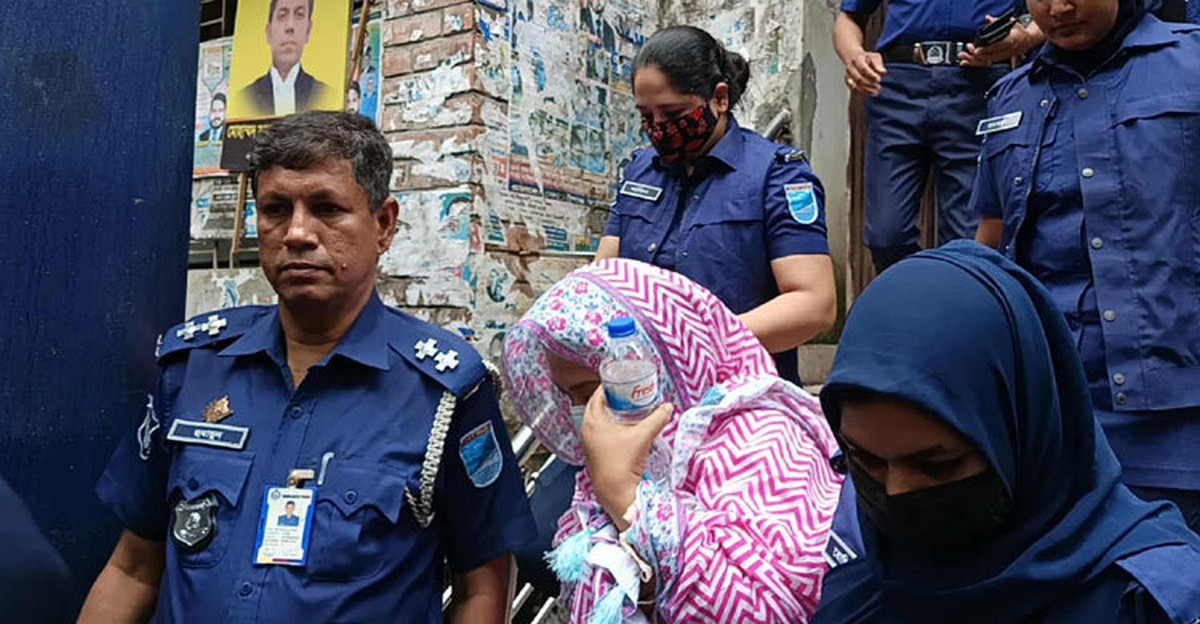 ‘ফাইট্টা যায়’ স্লোগানে আদালত চত্তরে যে কান্ড করলো জনতা