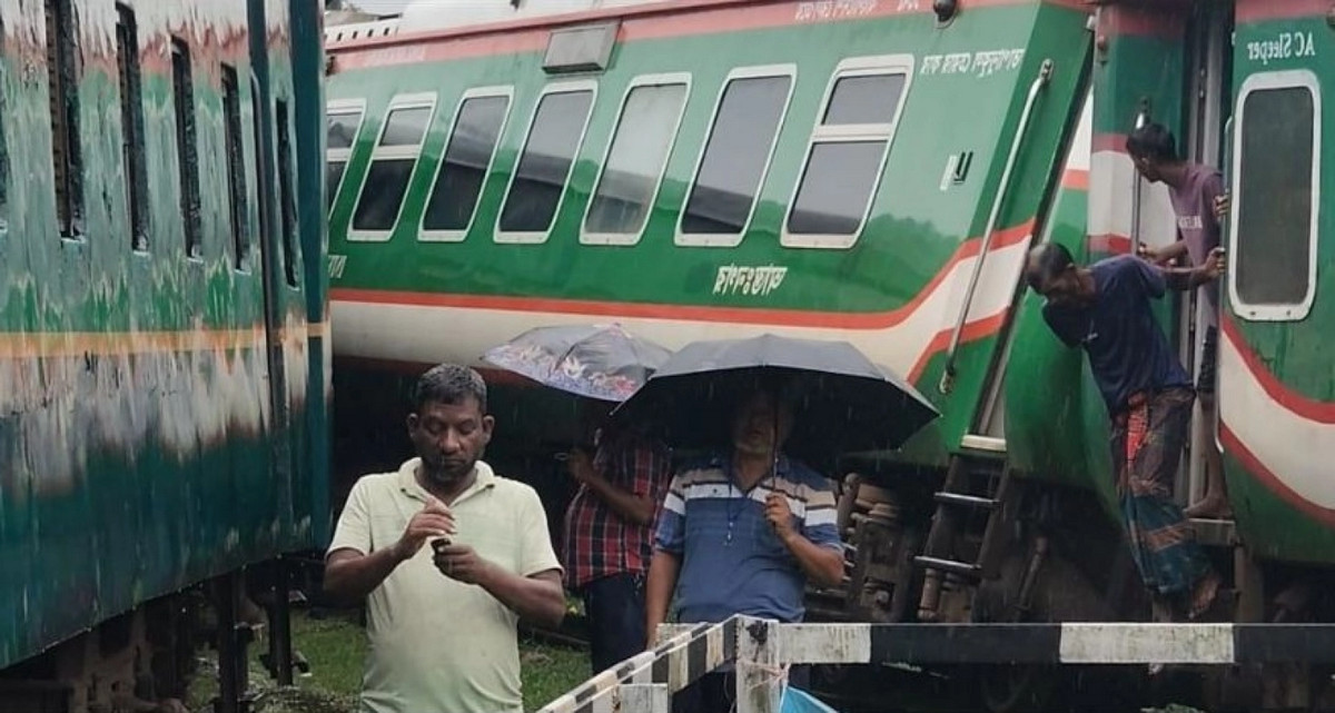 চরম দু:সংবাদ : দুই ট্রেনের মুখোমুখি সংঘর্ষ: বগি লাইনচ্যুত, রেল চলাচল বন্ধ