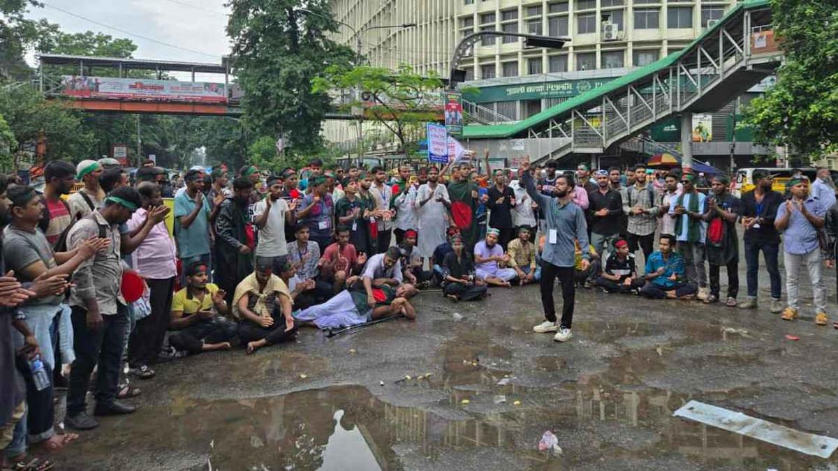 শাহবাগে টানা ২৮ ঘণ্টা জুলাই যোদ্ধাদের অবস্থান, নাকাল রাজধানীবাসী