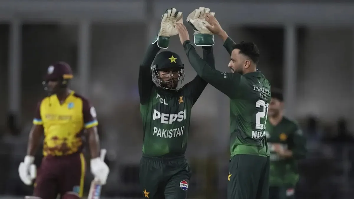 ৬ বলে ৩ উইকেট নিলেন মোহাম্মদ নবাজ, এগিয়ে গেলো পাকিস্থান