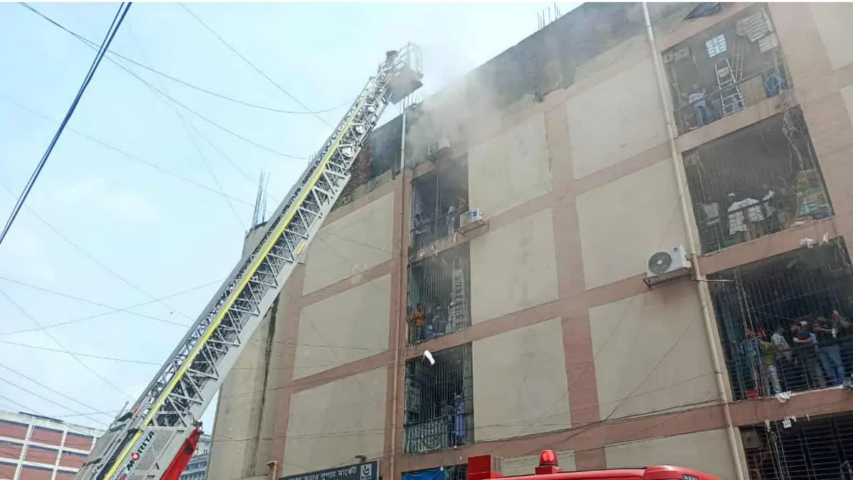 রাজধানীতে ভয়াবহ আগুন : আতঙ্কে ব্যবসায়ী ও পথচারীরা