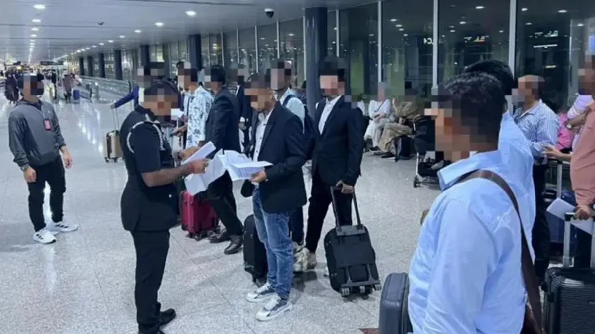 বিমানবন্দরে ২৬ বাংলাদেশি আটক করলো পুলিশ