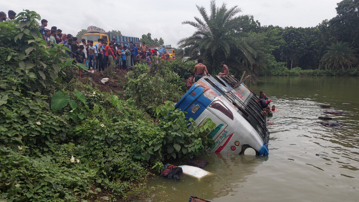 ওভারটেক করতে গিয়ে বাস উল্টে পুকুরে, আহতের সংখ্যা প্রকাশ