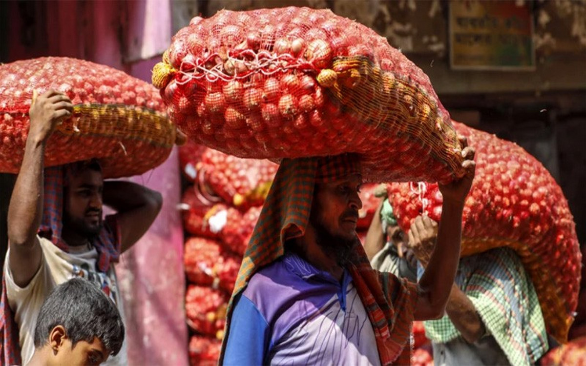 লাফিয়ে লাফিয়ে বেড়ে গেলো পেয়াজের দাম