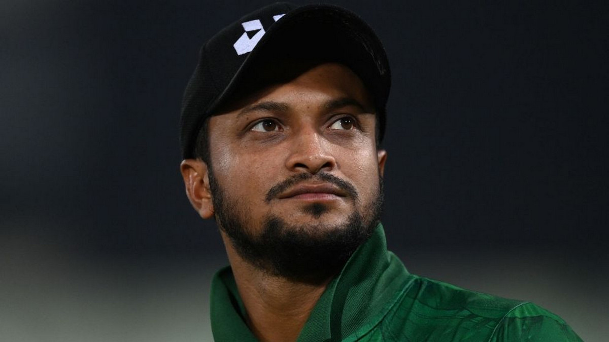 জাতীয় দলে ফেরার সম্ভাবনা কি তবে শেষ? নতুন বিতর্কে সাকিব