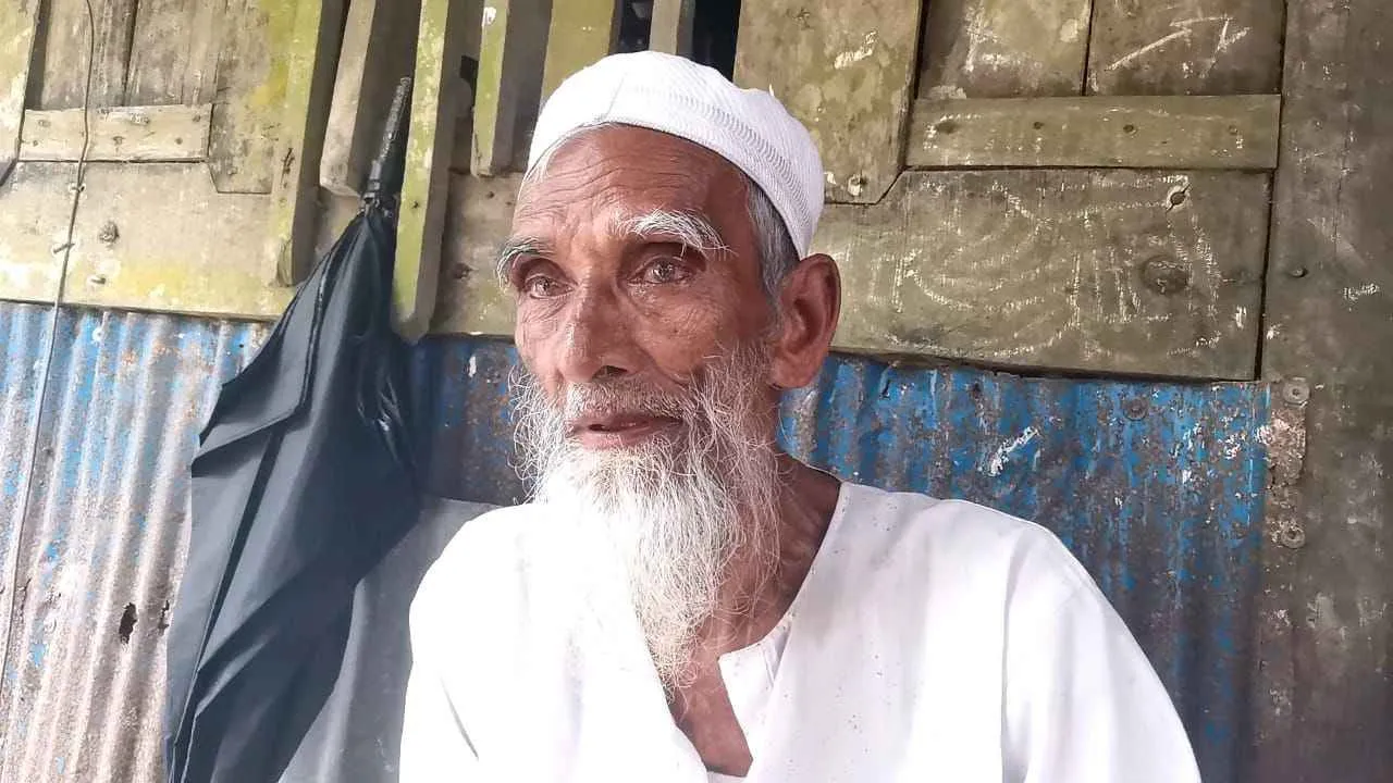 বিয়ের দাবিতে ৩৫ বছরের নারীর বাড়িতে ৭৫ বছরের বৃদ্ধের অনশন, এলাকায় তোলপাড়