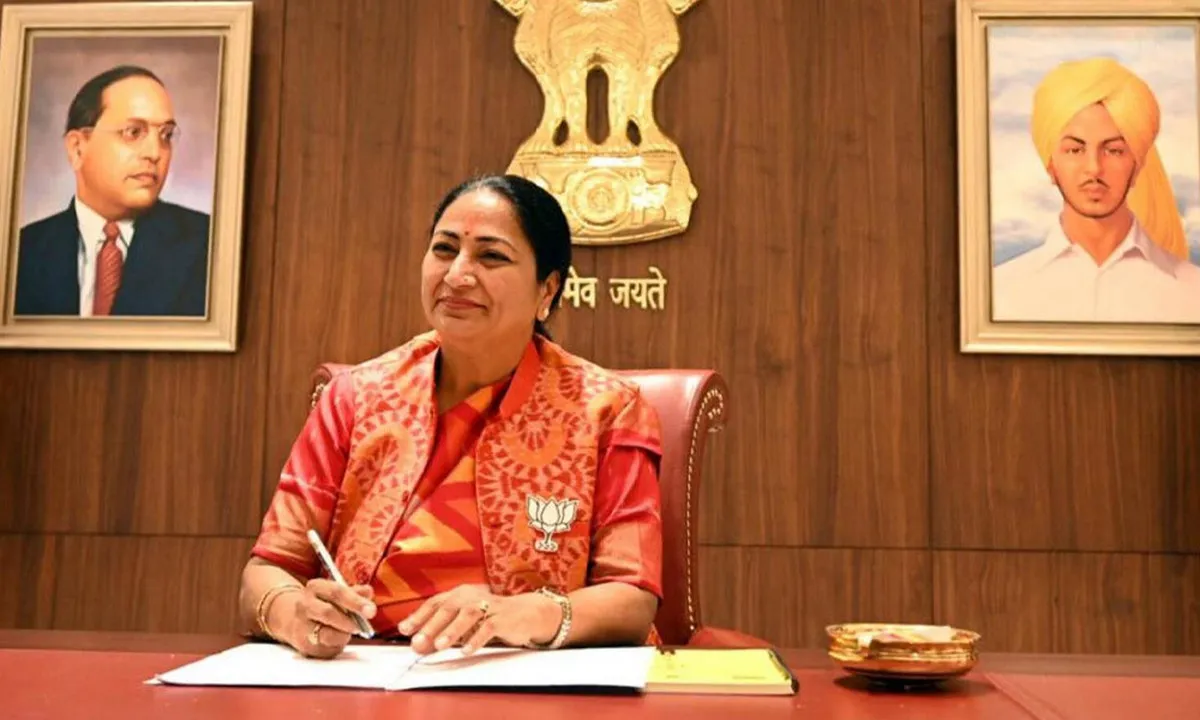 দিল্লির মুখ্যমন্ত্রীকে বাসভবনে গিয়ে প্রকাশ্যে চড়! তোলপাড় রাজধানী