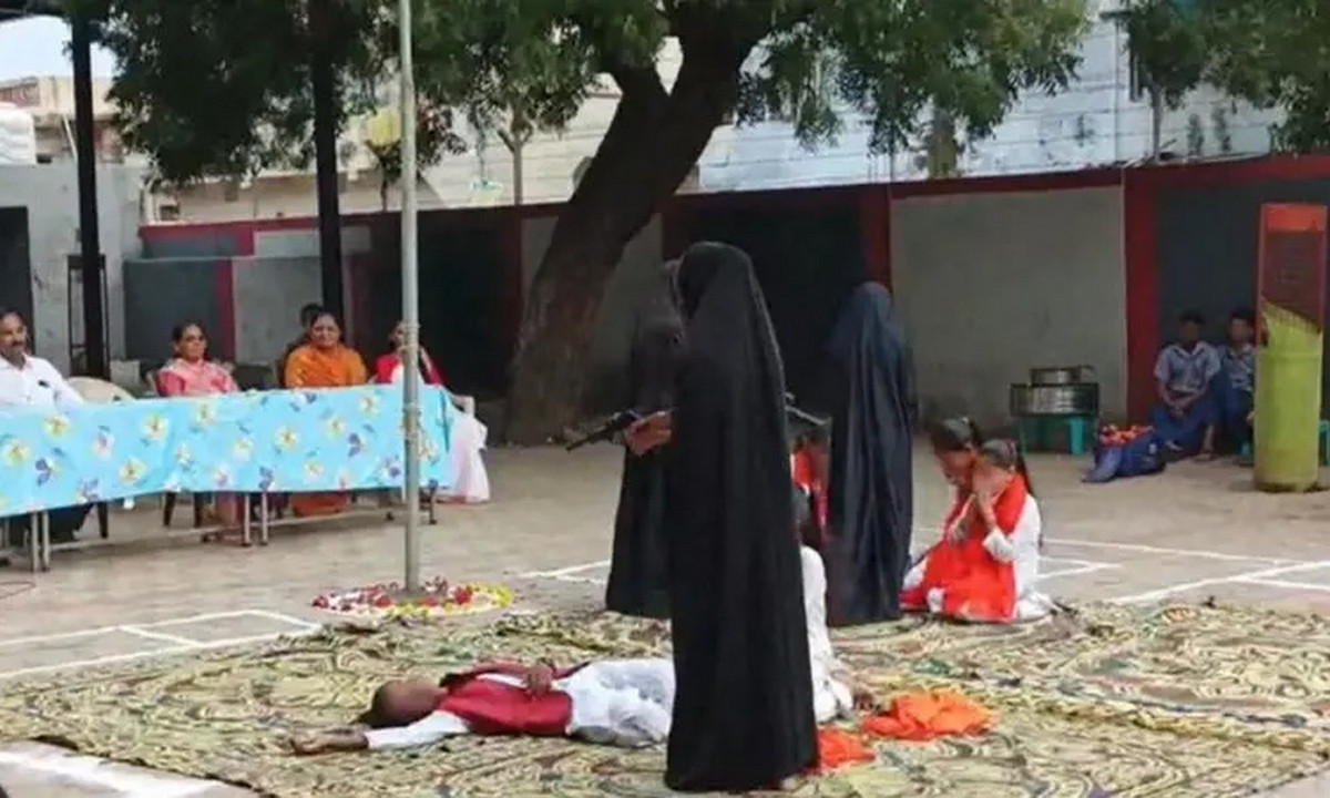 স্কুলের অনুষ্ঠানে বোরকা পরা ছাত্রীকে ‘সন্ত্রাসী’ সাজানোয় তীব্র বিতর্ক