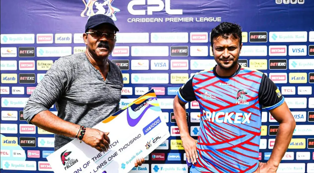 ম্যাচসেরার পুরস্কার হাতে সাকিব