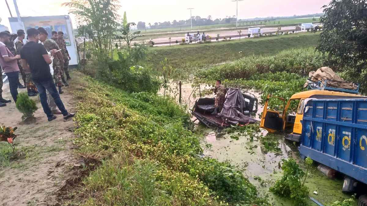 সেনাবাহিনীর গাড়িতে ধাক্কা দিয়ে উড়িয়ে দিলো ট্রাক, আহত ৮ সেনাসদস্য
