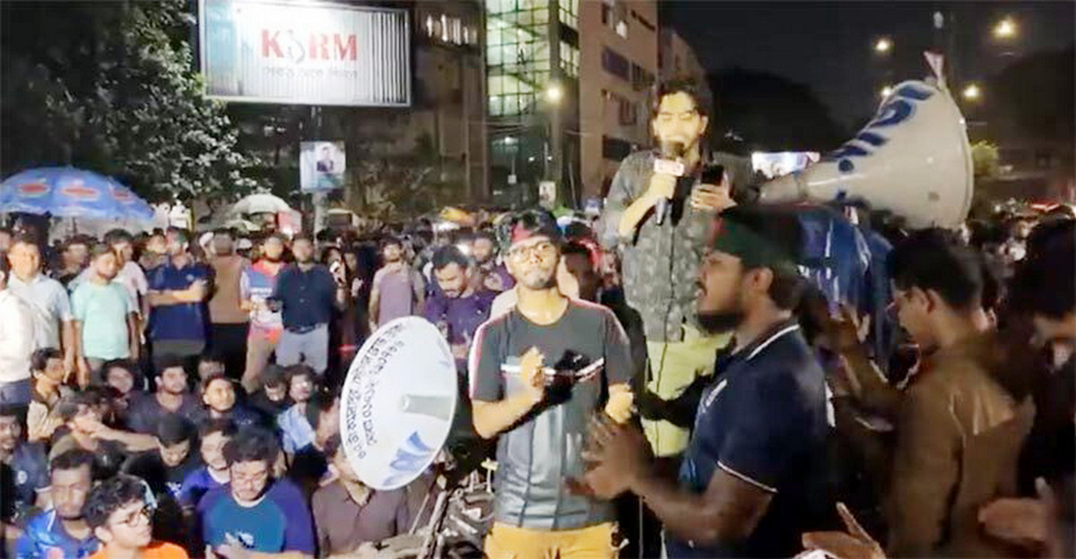 ৩ দফা দাবিতে ঢাকার পথে শিক্ষার্থীদের লং মার্চ আজ: দেশজুড়ে উত্তাল আন্দোলন