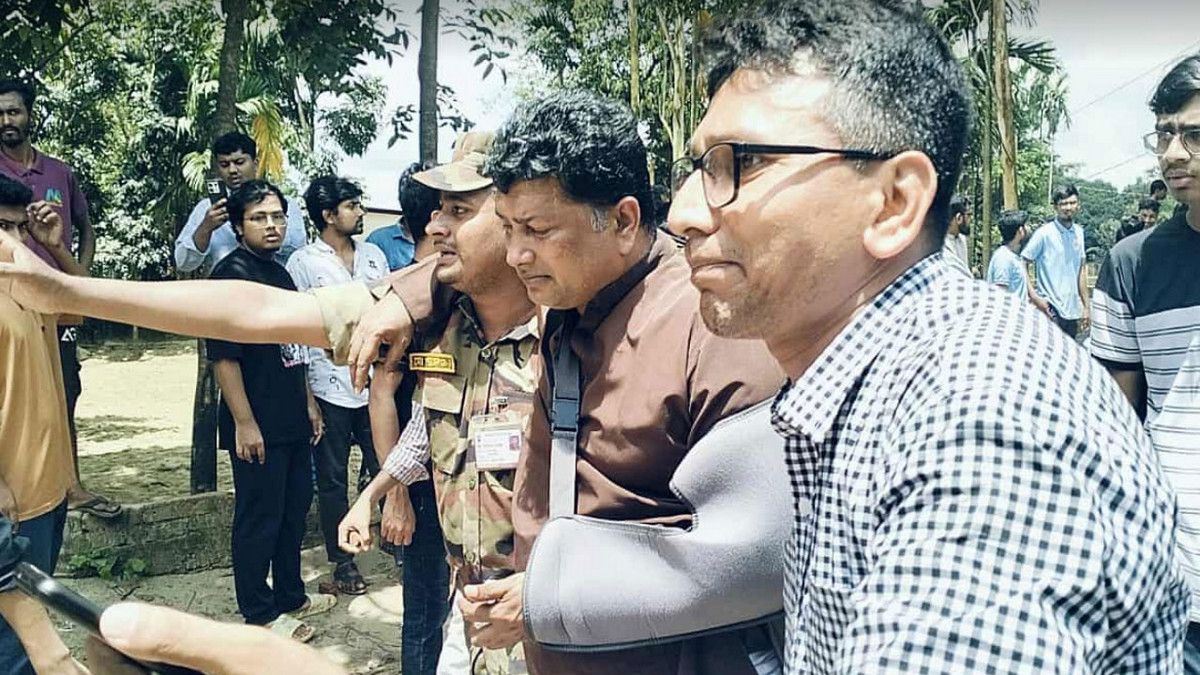 চবি ক্যাম্পাসে ফের রণক্ষেত্র, স্থানীয়দের সঙ্গে সংঘর্ষে প্রক্টরসহ বহুজন আহত