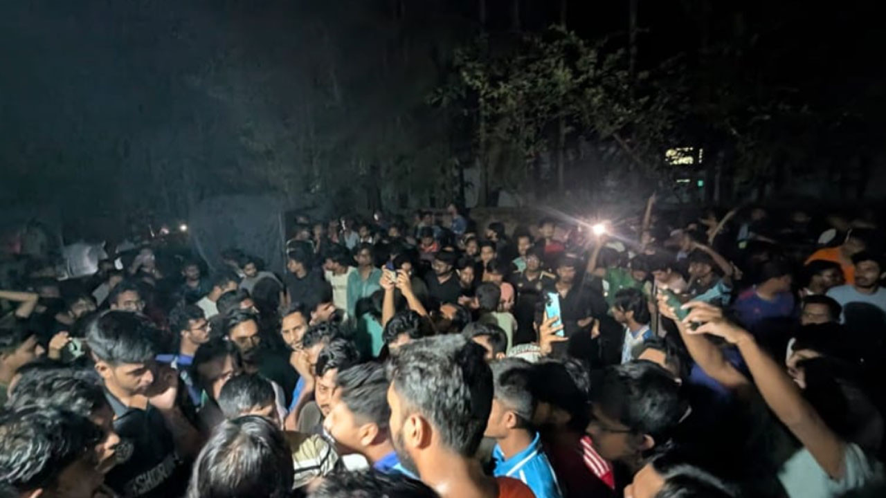 মাইকে ঘোষণার পর শিক্ষার্থী-স্থানীয়দের ভয়াবহ লড়াই, আহত অর্ধশতাধিক
